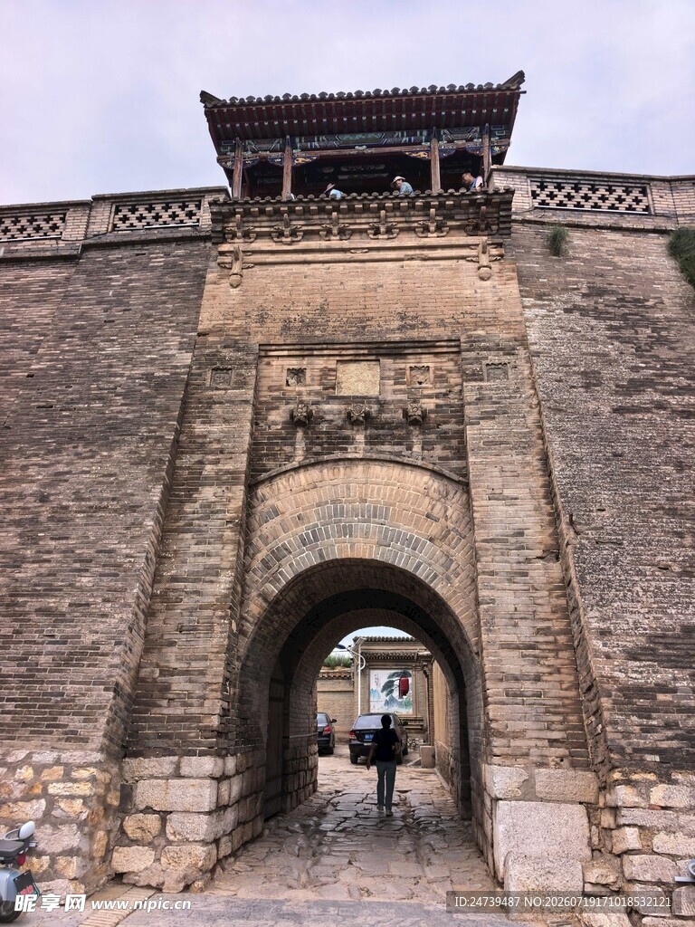 古老城门尽显岁月沧桑