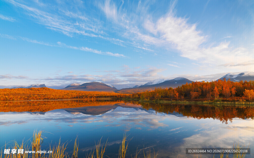 秋日湖畔美景