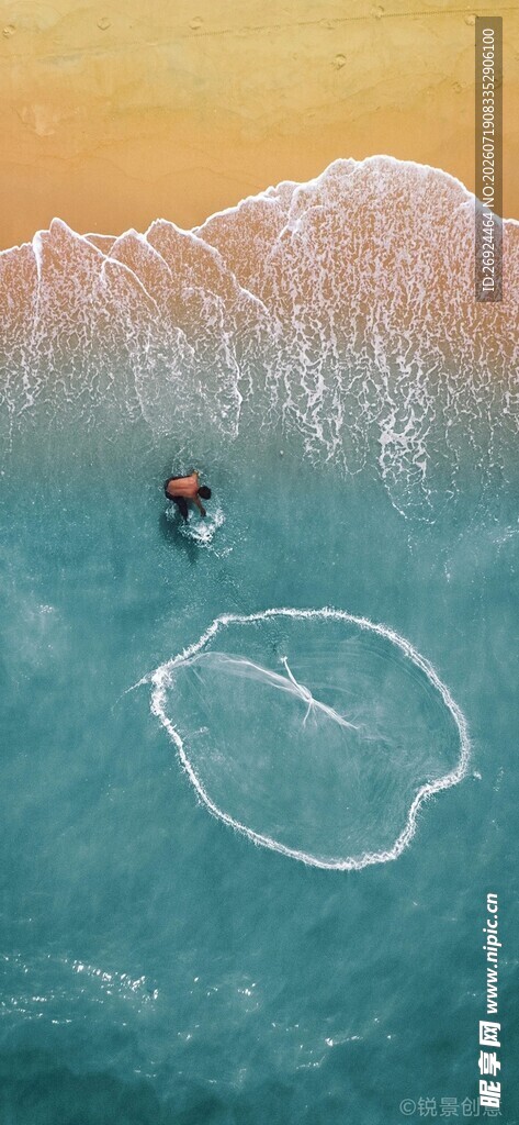 海上孤舟与壮观水幕景象