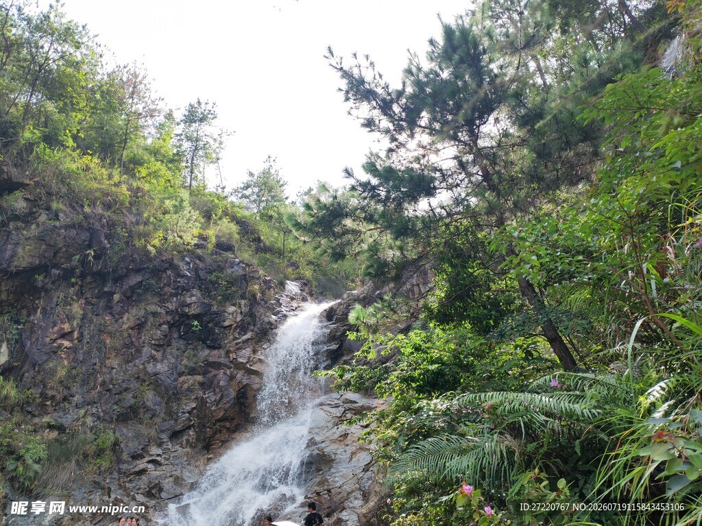 山间瀑布 自然绿意美景