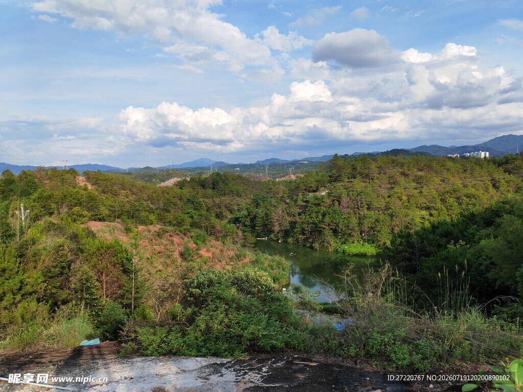 山间绿野美景