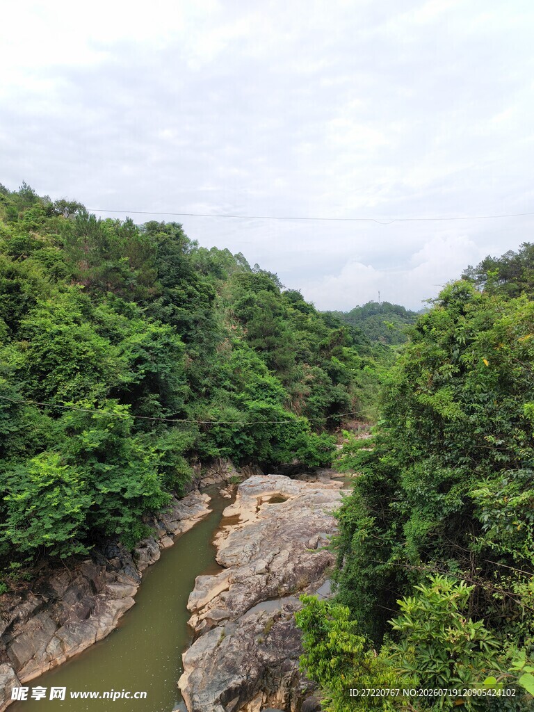 山间河流 绿意盎然的景致