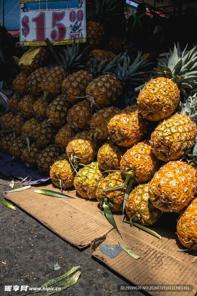 街头售卖的新鲜菠萝
