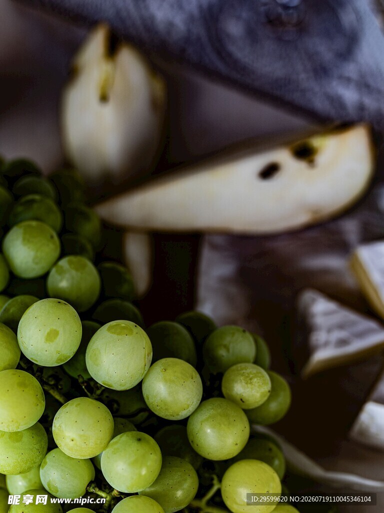 新鲜青葡萄与梨的组合