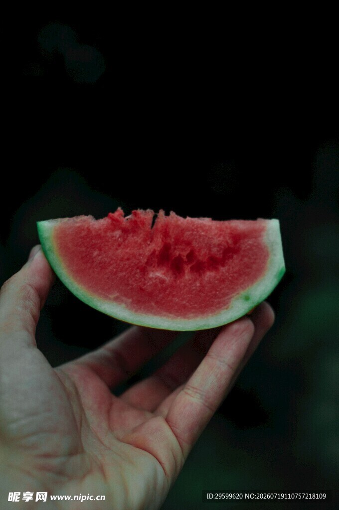 手托鲜红多汁西瓜片