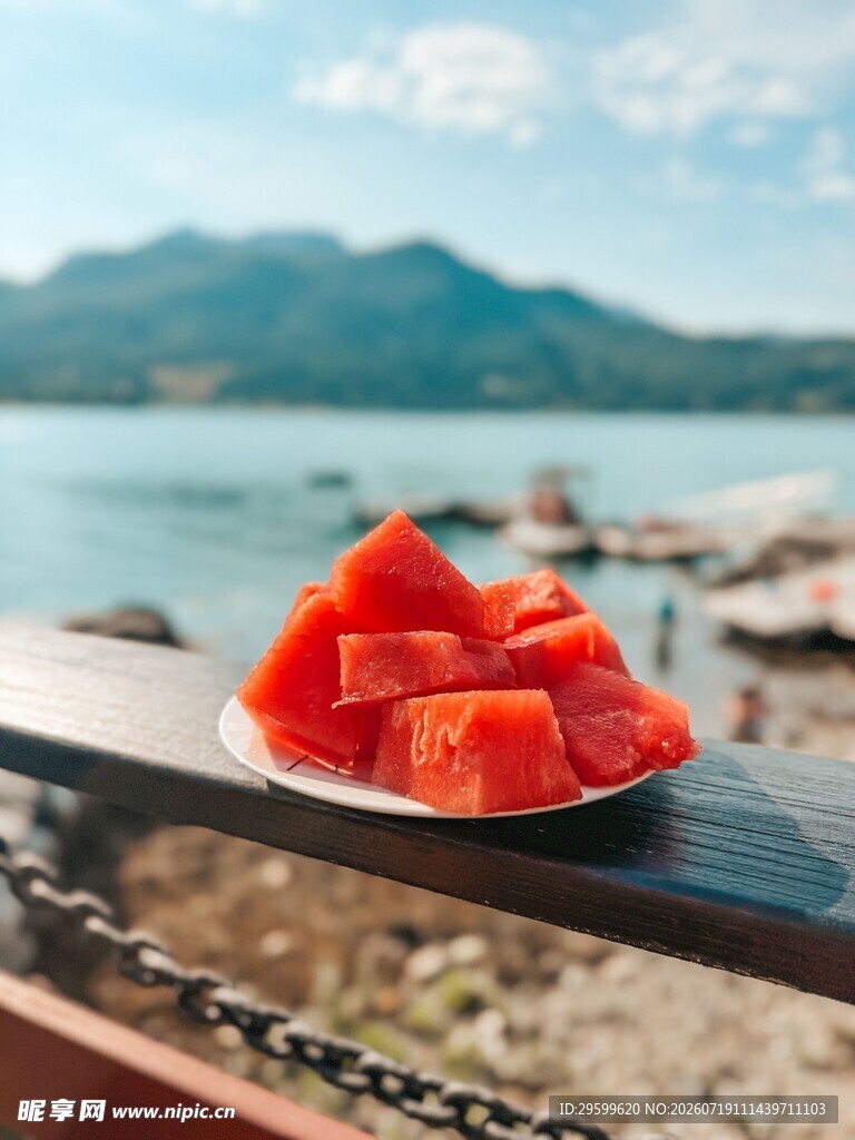 湖畔木盘上的新鲜红西瓜