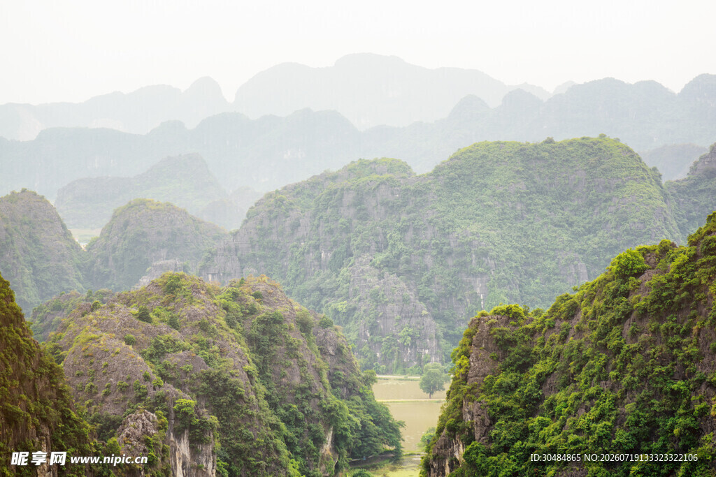 山峦叠翠的壮美自然景观