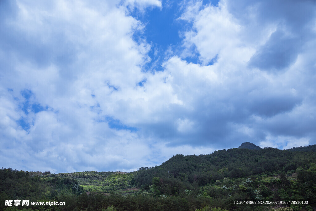 蓝天白云下的青山美景