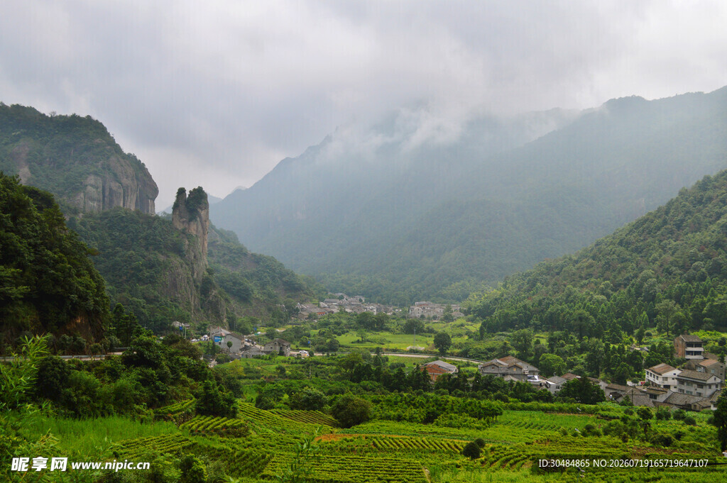 山间绿野村落美景
