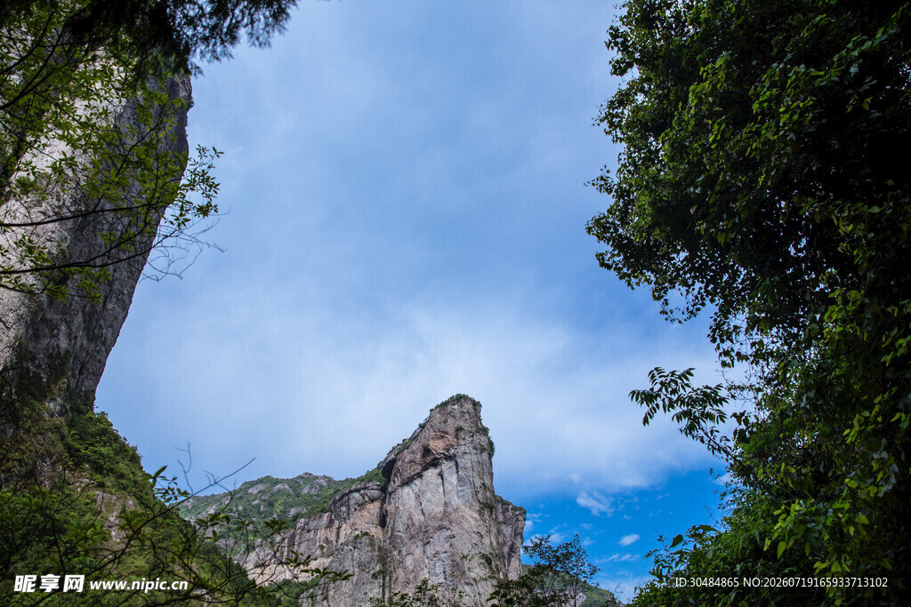 巍峨山峰与葱郁林木