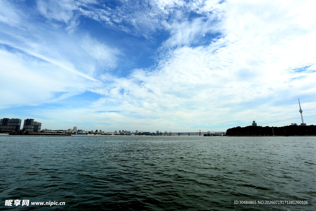 河畔蓝天碧水城市风光