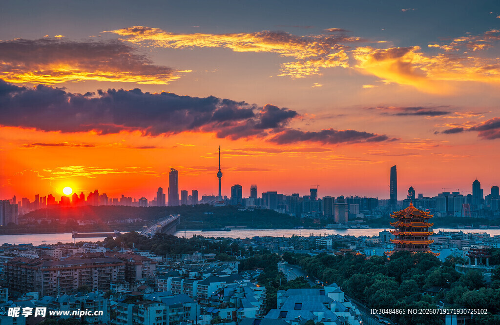 夕阳下的城市天际线美景