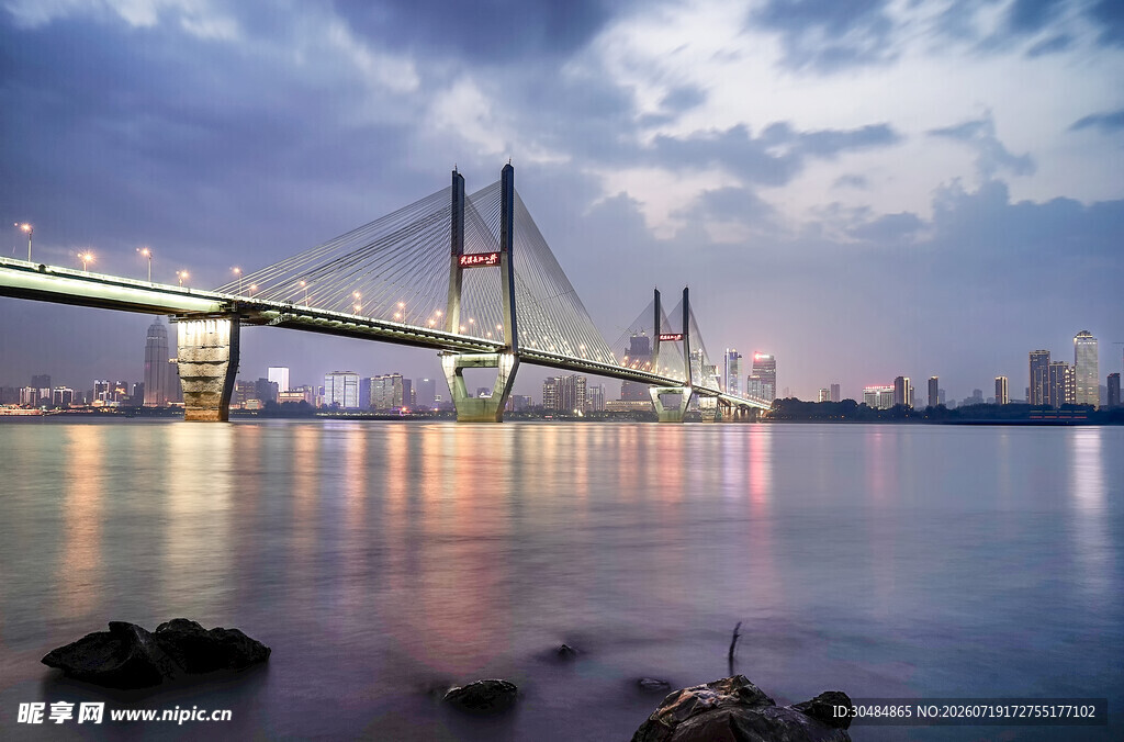 夜幕下的跨江大桥美景