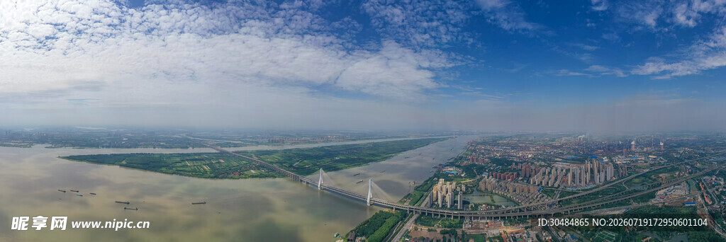 城市河畔全景风光