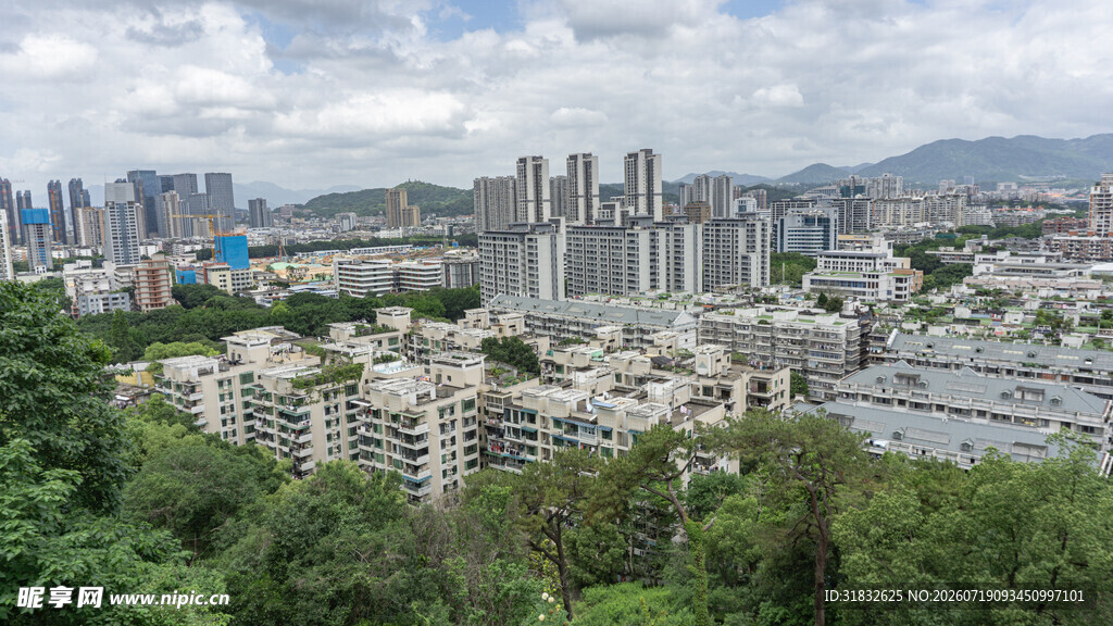 城市绿荫间的建筑景观