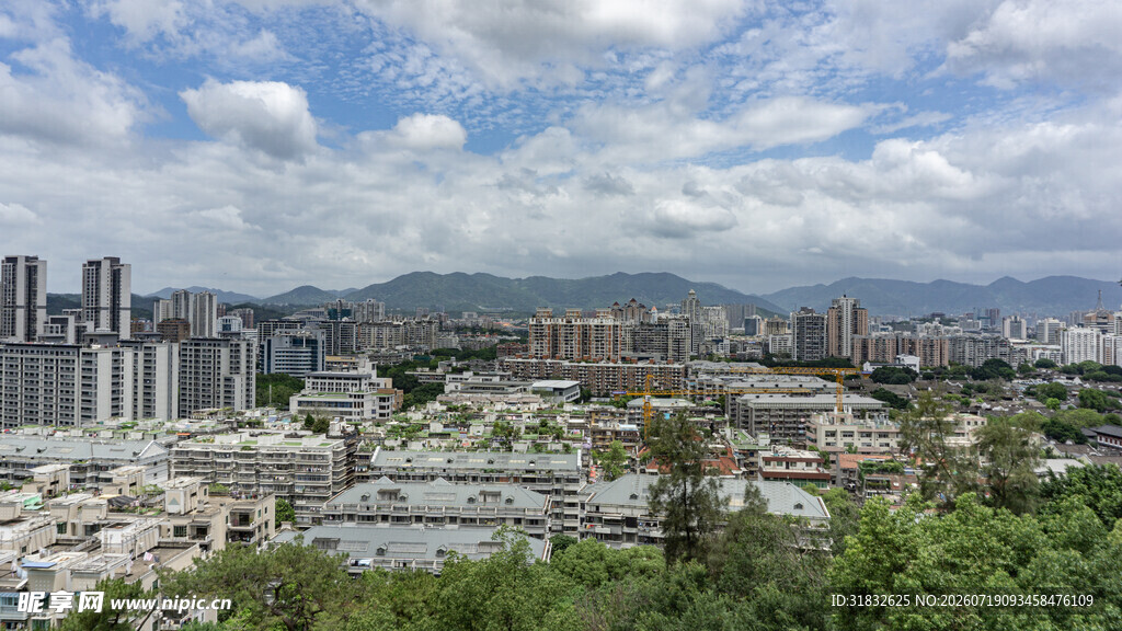 城市景观与远山绿植相映