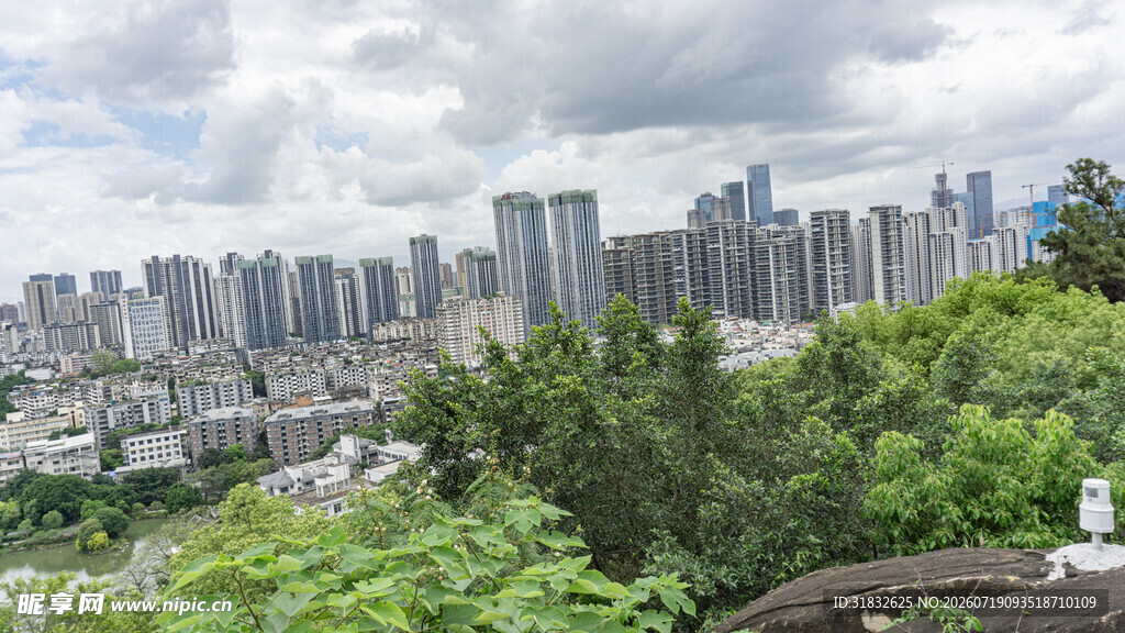 俯瞰城市与葱郁绿植景观