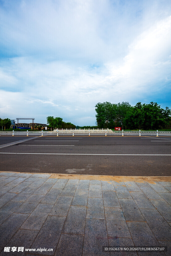 道路景观与蓝天白云景观