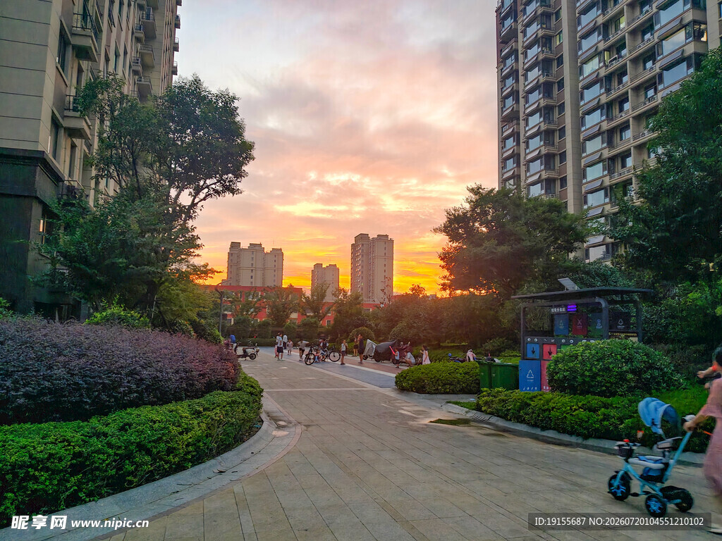 夕阳下的小区休闲场景
