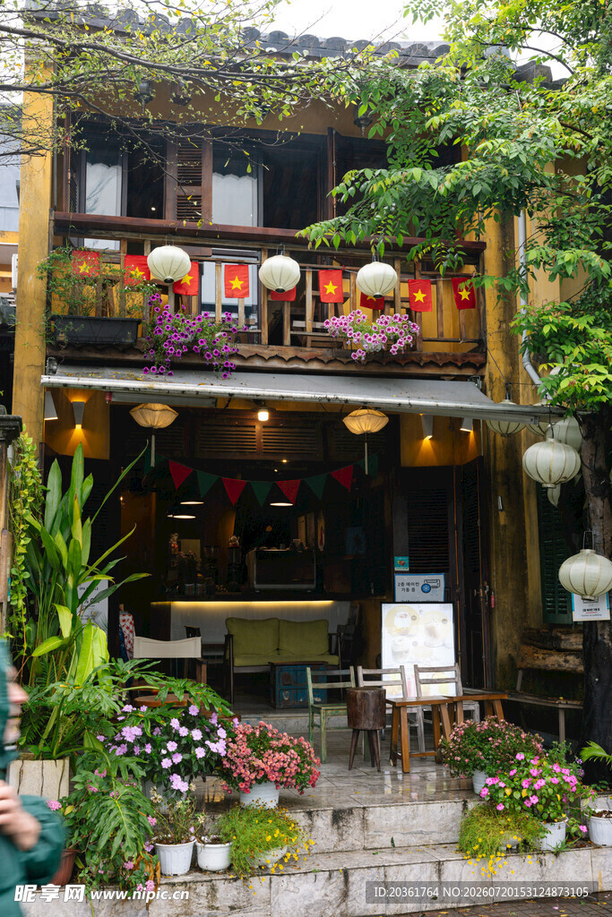 古雅绿植环绕的特色小店