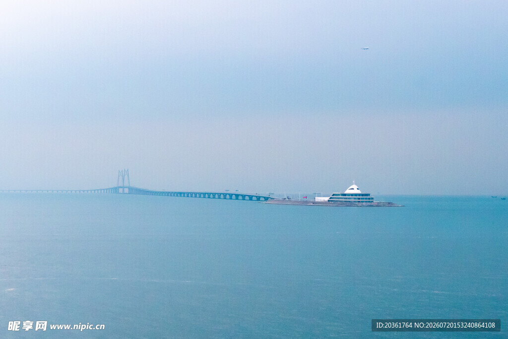 海上船只与长桥远景