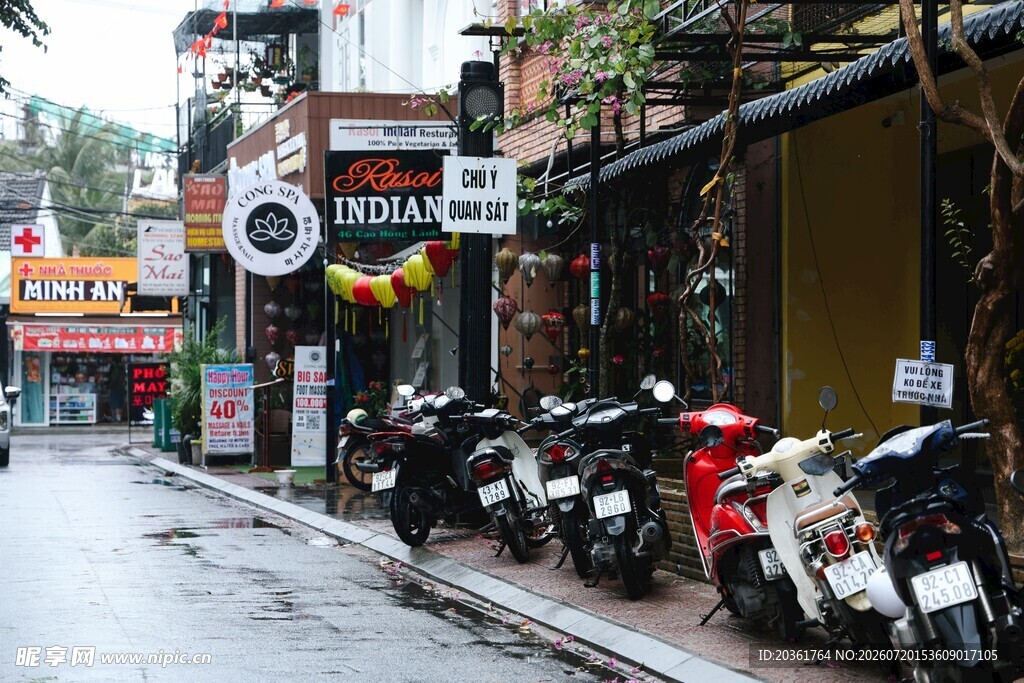 街道边停放的一排摩托车