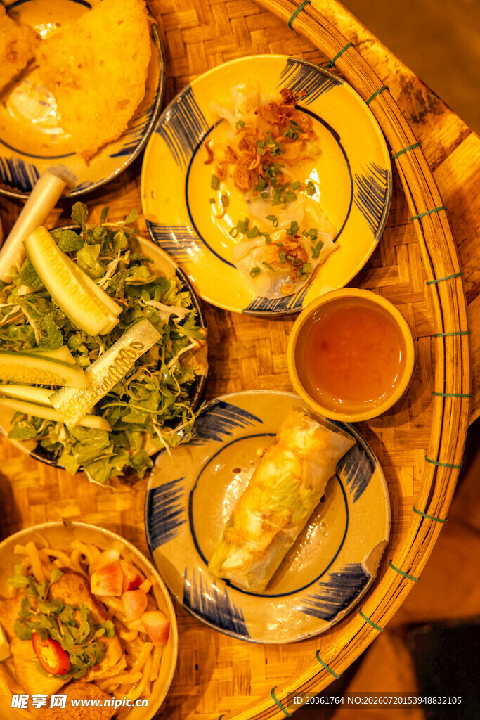 丰盛美味的多样特色菜肴
