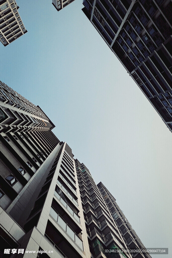 仰视城市高楼建筑