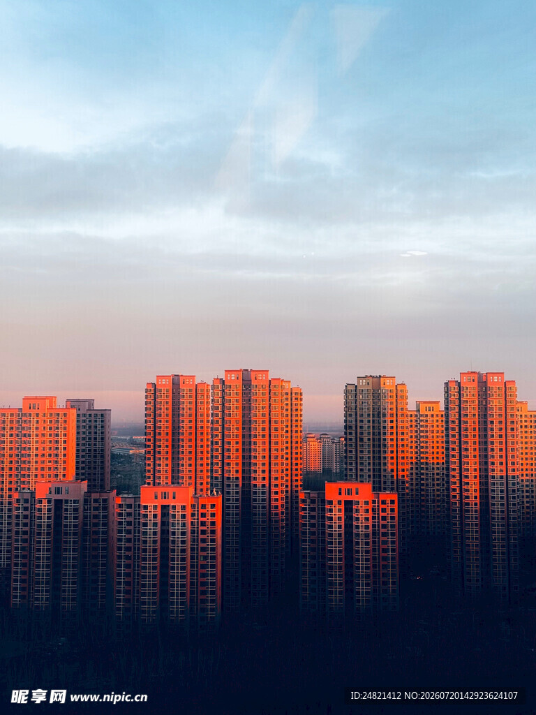 夕阳下的城市高楼景观