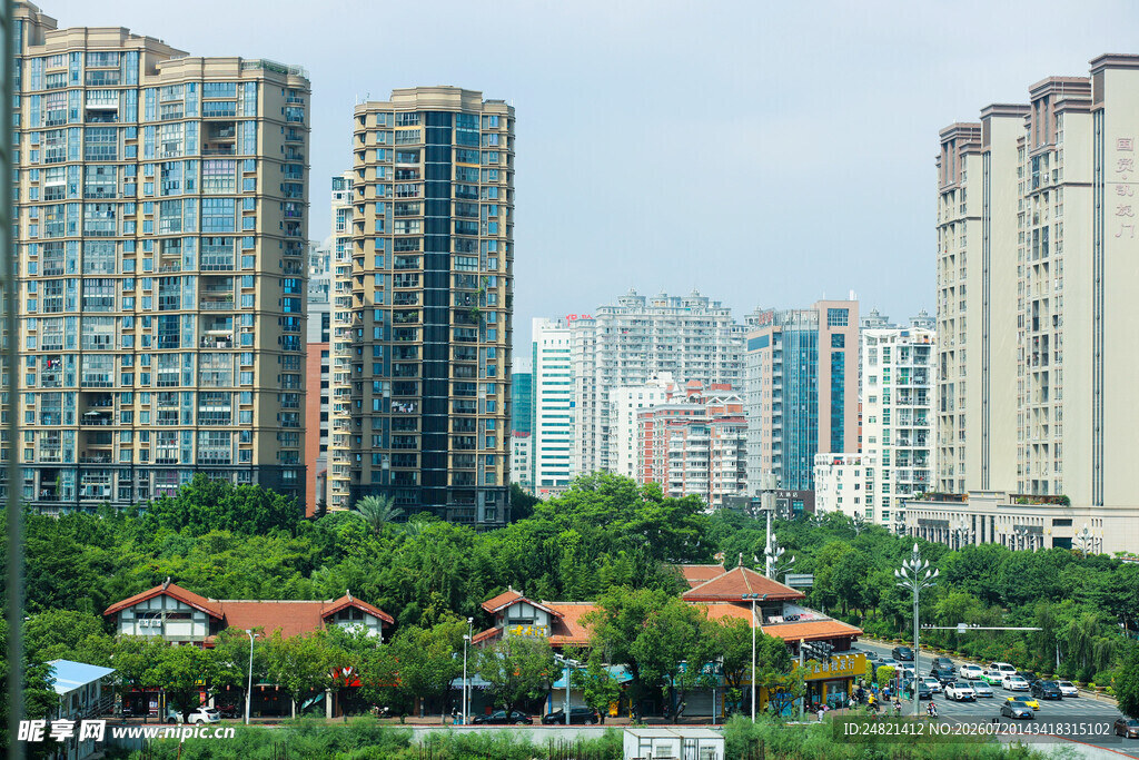 城市高楼与绿植景观
