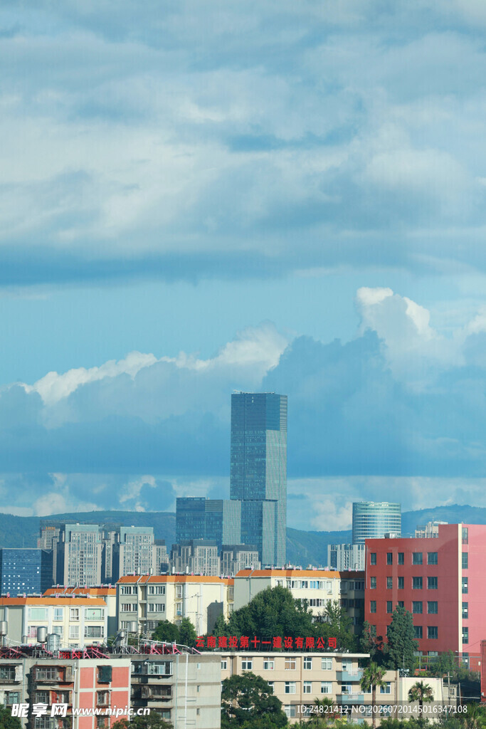 城市天际线与多彩建筑群