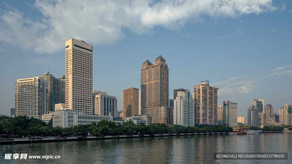 城市河畔高楼景观