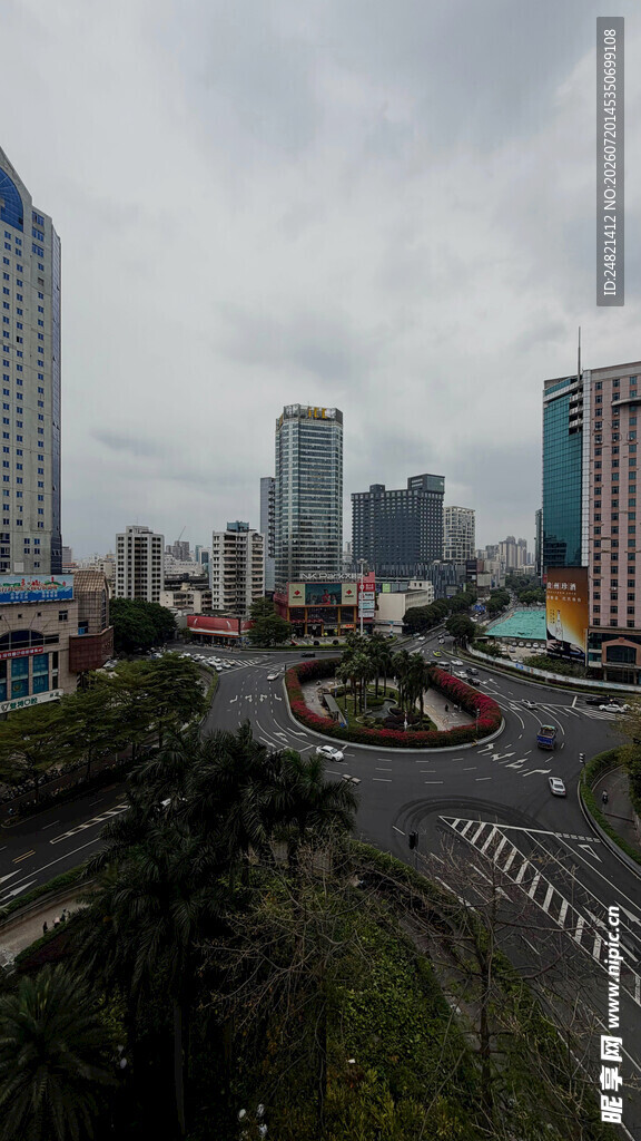 城市道路与林立高楼景观