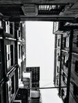 狭窄巷道中的建筑景观