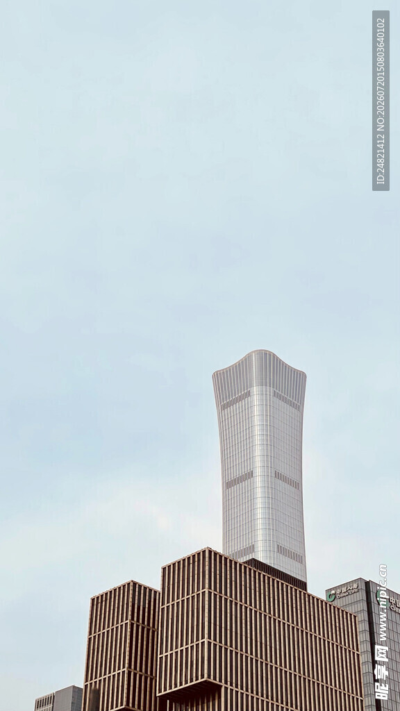 城市中的高耸现代建筑