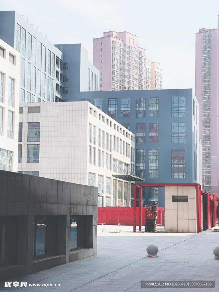 城市中现代建筑与开阔空间