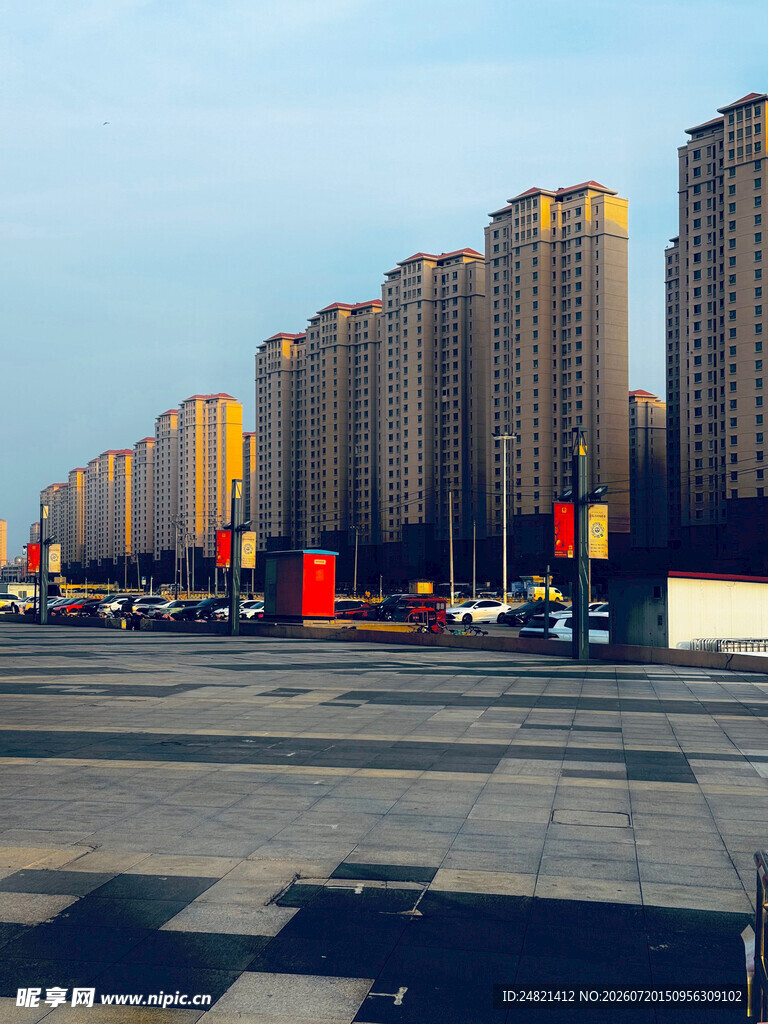 城市高楼与开阔广场景观