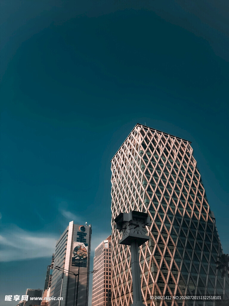 城市高楼与蓝天景观