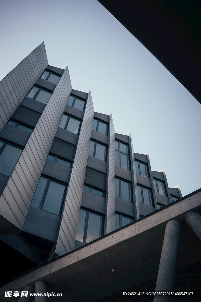 现代风格多层建筑外观