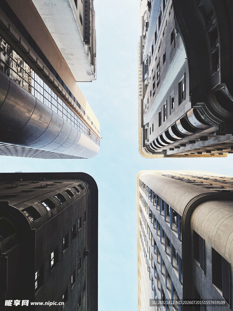 仰视都市高楼建筑群