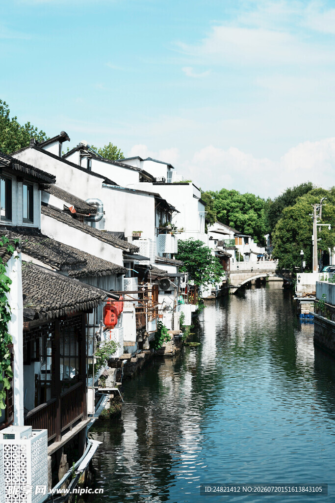 江南水乡沿河民居风景