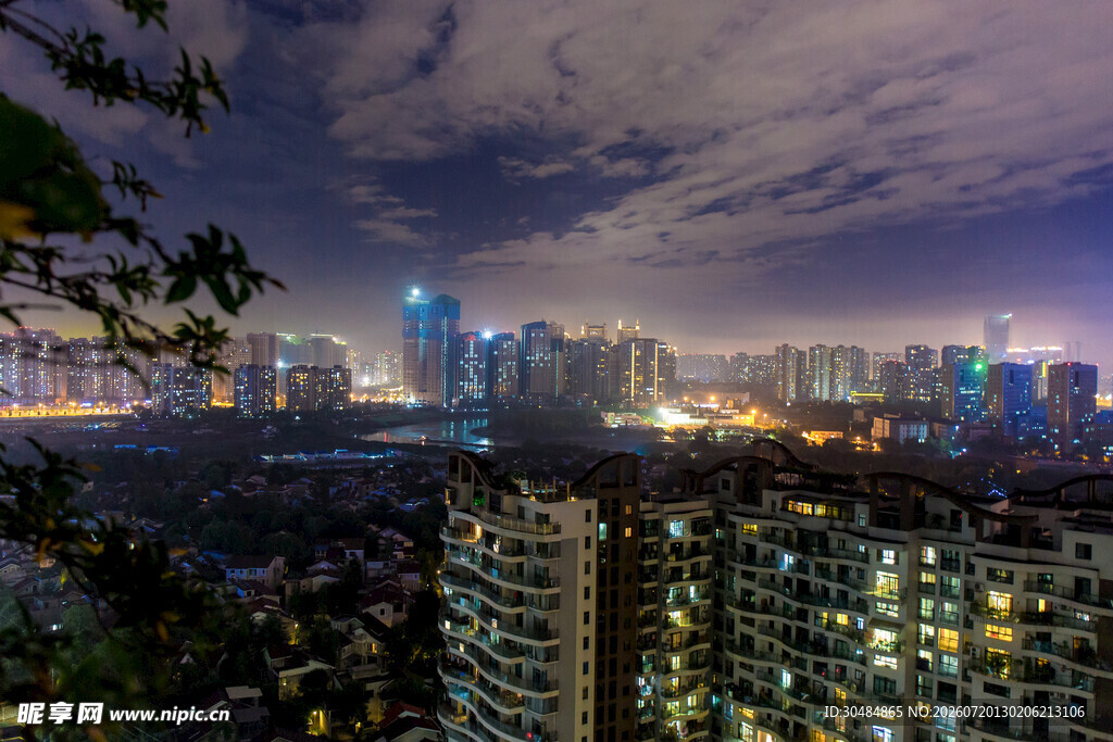 城市璀璨夜景俯瞰视角