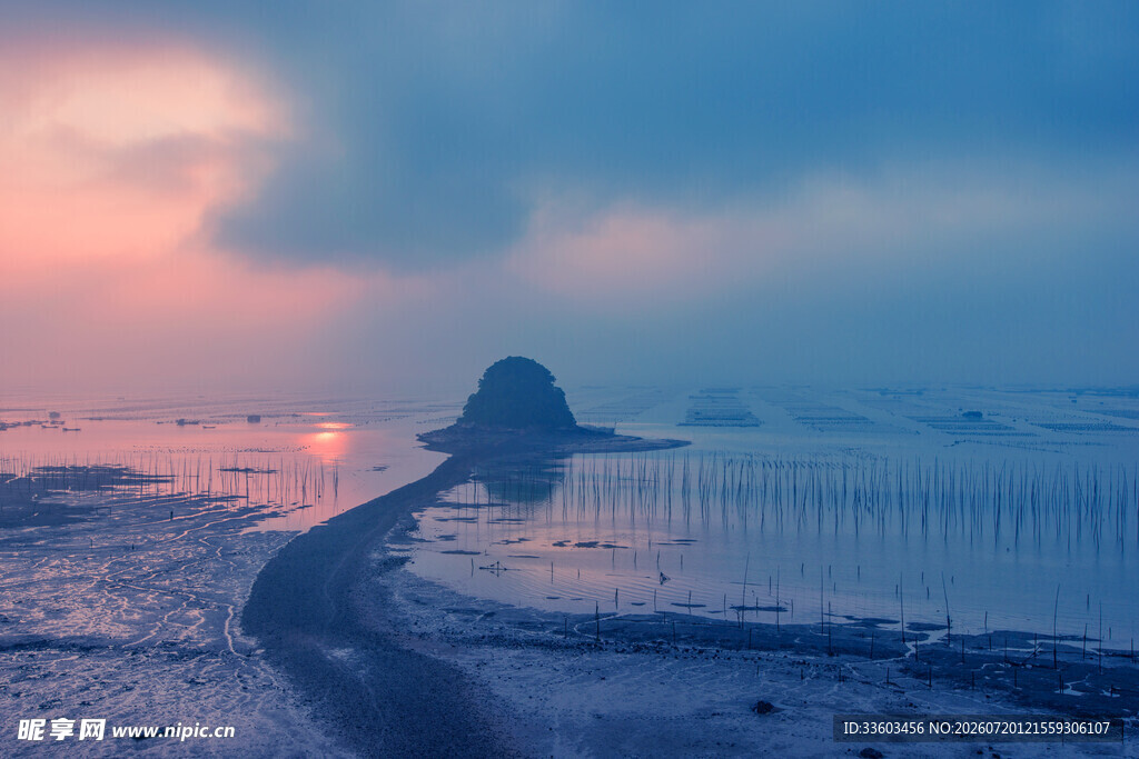 日暮下的蜿蜒公路美景