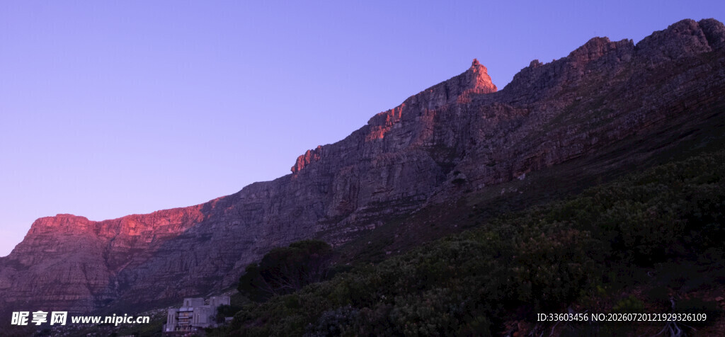 夕阳下的壮丽山峦