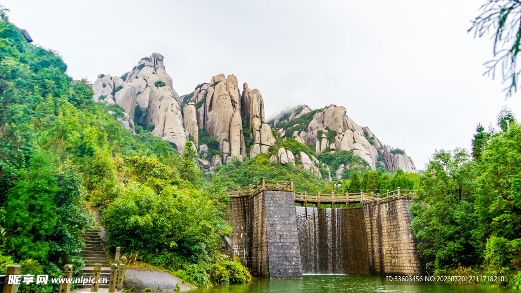 山水相依的自然美景