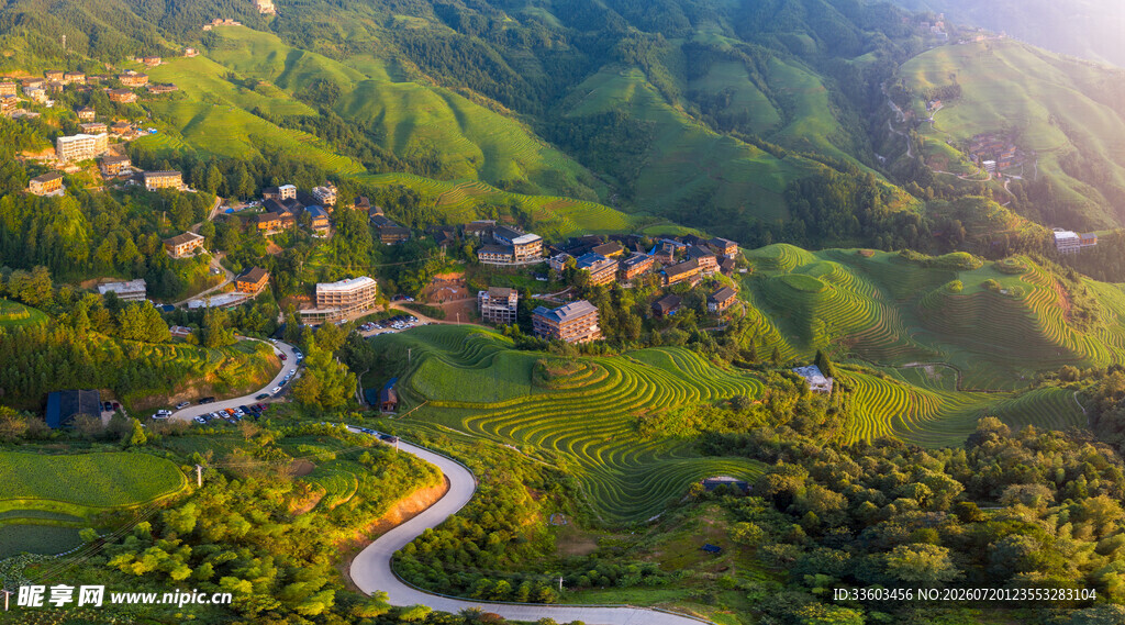山间村落蜿蜒公路美景
