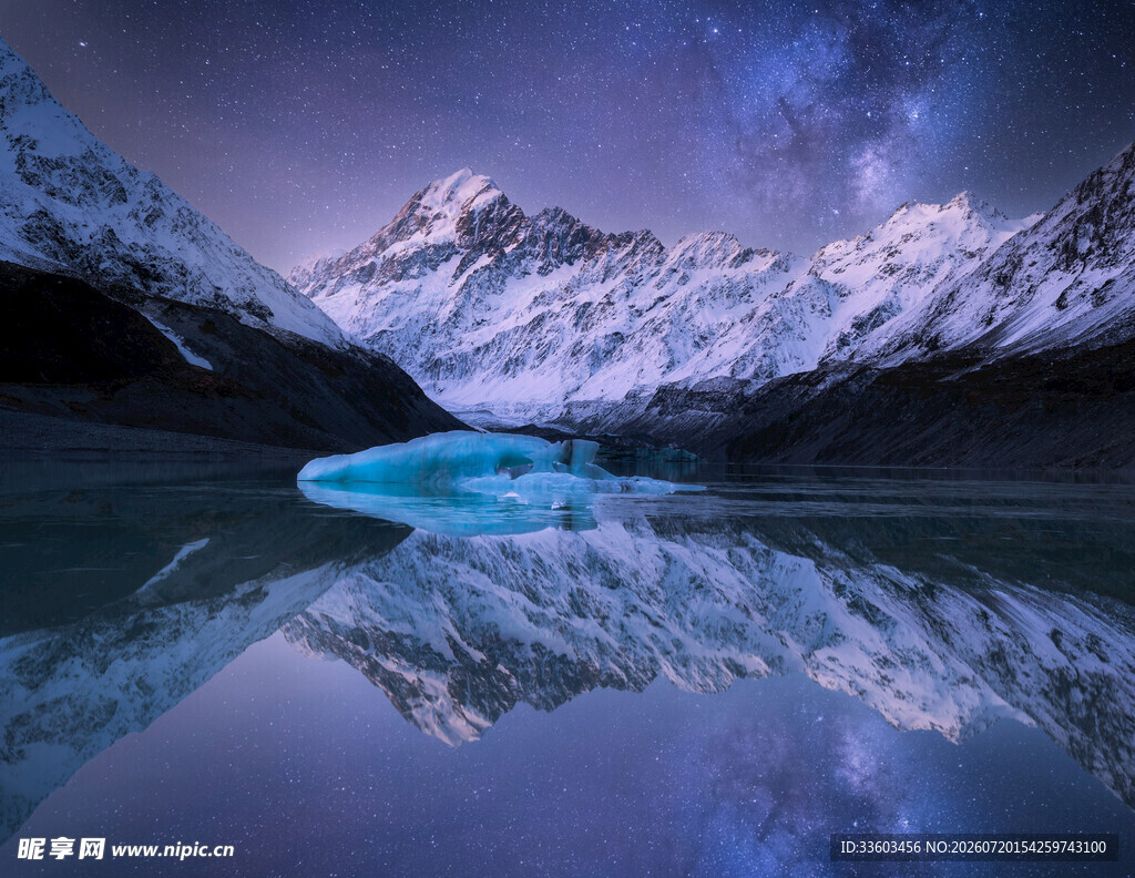 雪山星空下的静谧湖水