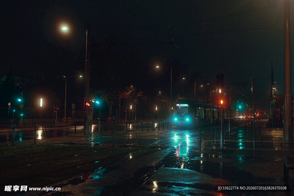雨夜城市街道的朦胧景象