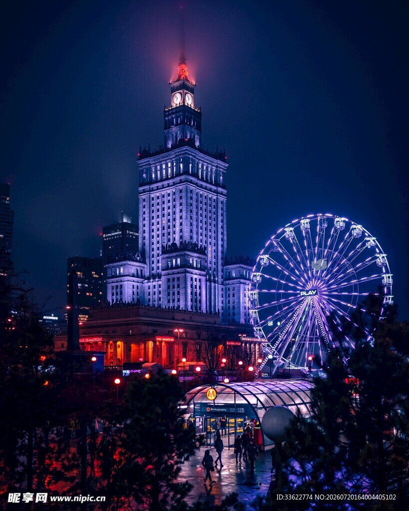 华沙夜景中的摩天楼与摩天轮