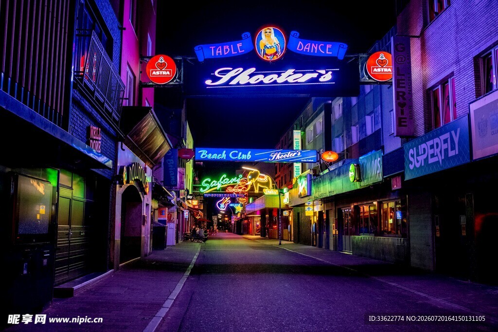 霓虹闪烁的繁华街道夜景
